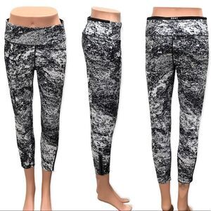 DKNY Women’s Sports 7/8 Leggings in the Size Large